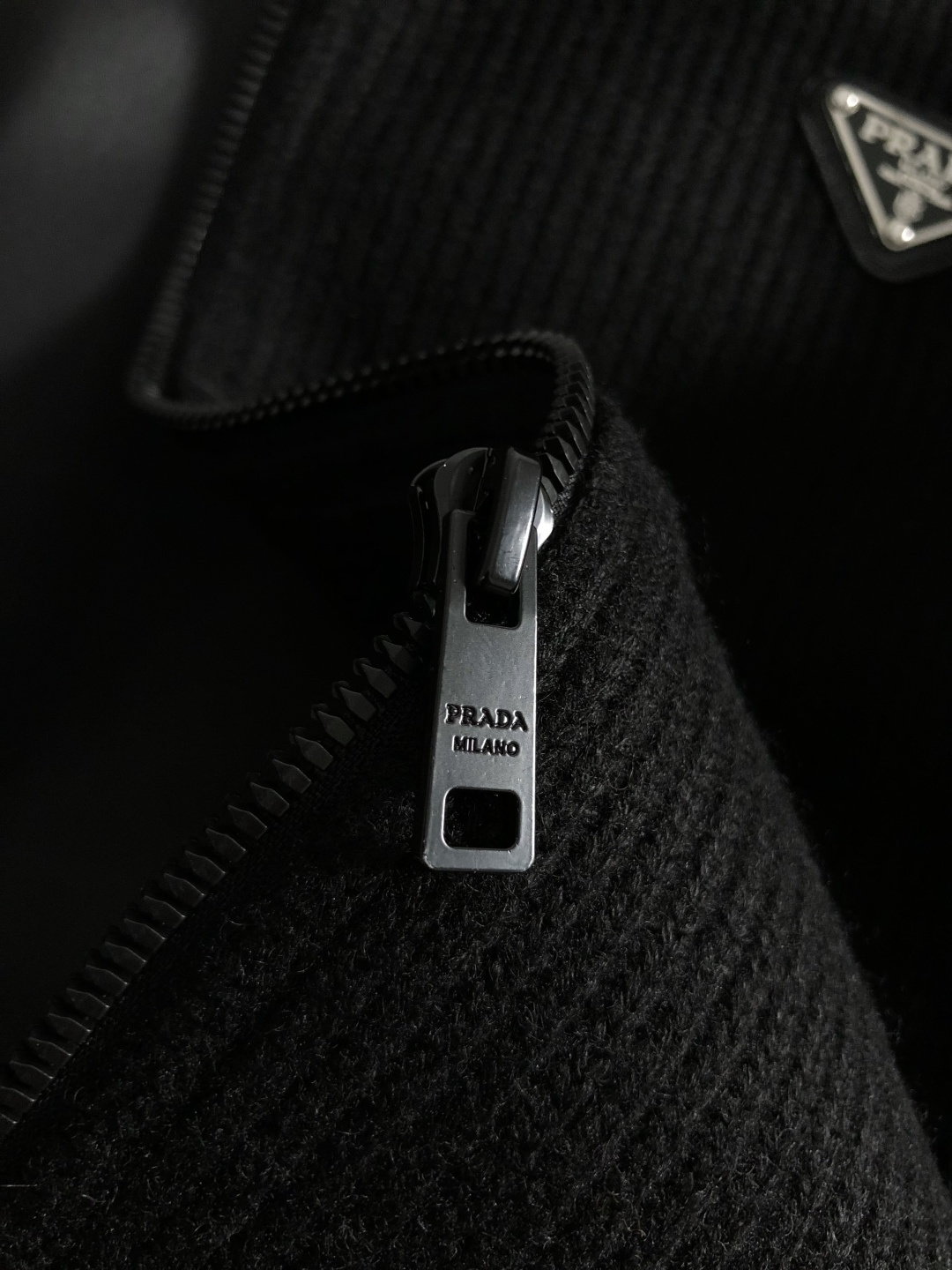 PRAD*合身版型M-XXXl2025秋冬潮牌拼接连帽外套，以经典三角元素融点缀为主调，巧妙专柜五金元素