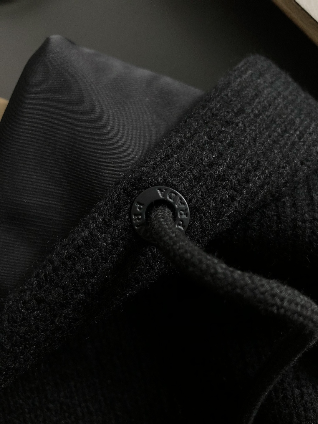 PRAD*合身版型M-XXXl2025秋冬潮牌拼接连帽外套，以经典三角元素融点缀为主调，巧妙专柜五金元素