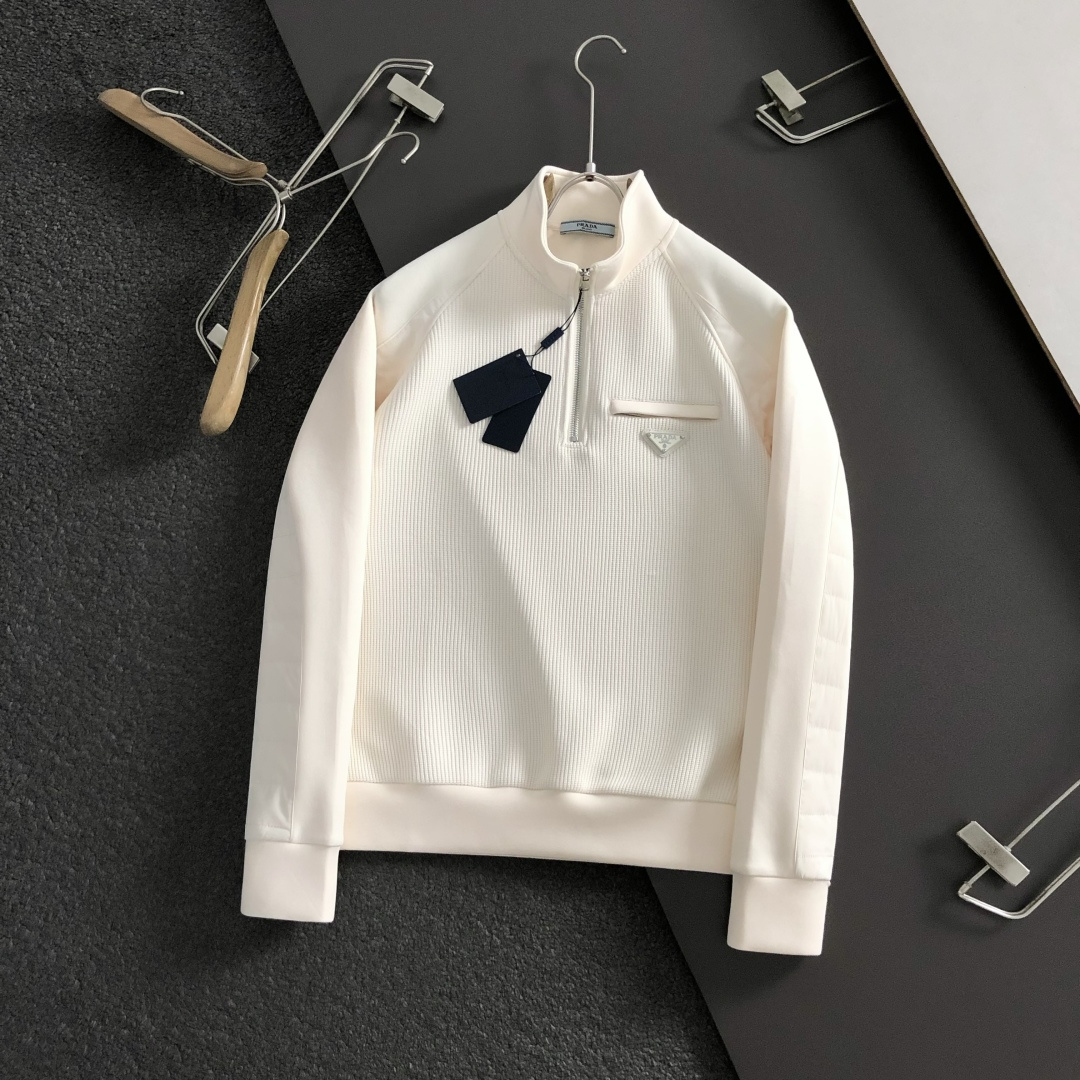 PRAD*合身版型M-XXXl2025秋冬潮牌云柔拼接卫衣，以经典三角元素融点缀为主调，巧妙融入金属扣元