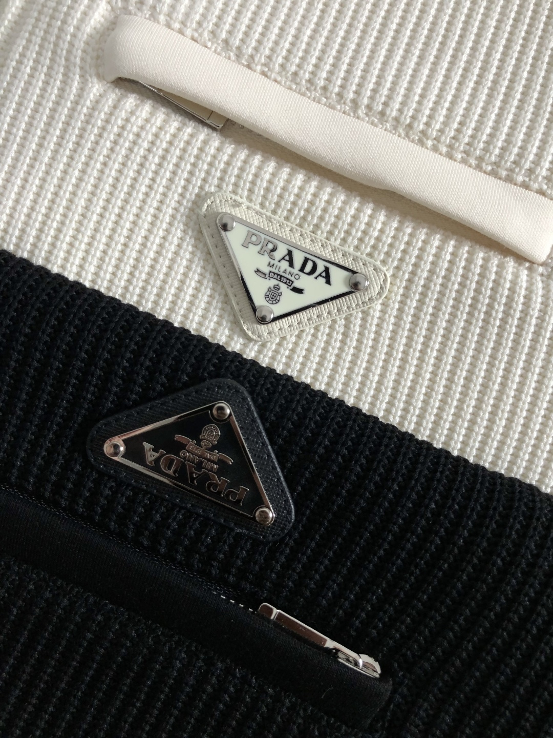 PRAD*合身版型M-XXXl2025秋冬潮牌云柔拼接卫衣，以经典三角元素融点缀为主调，巧妙融入金属扣元