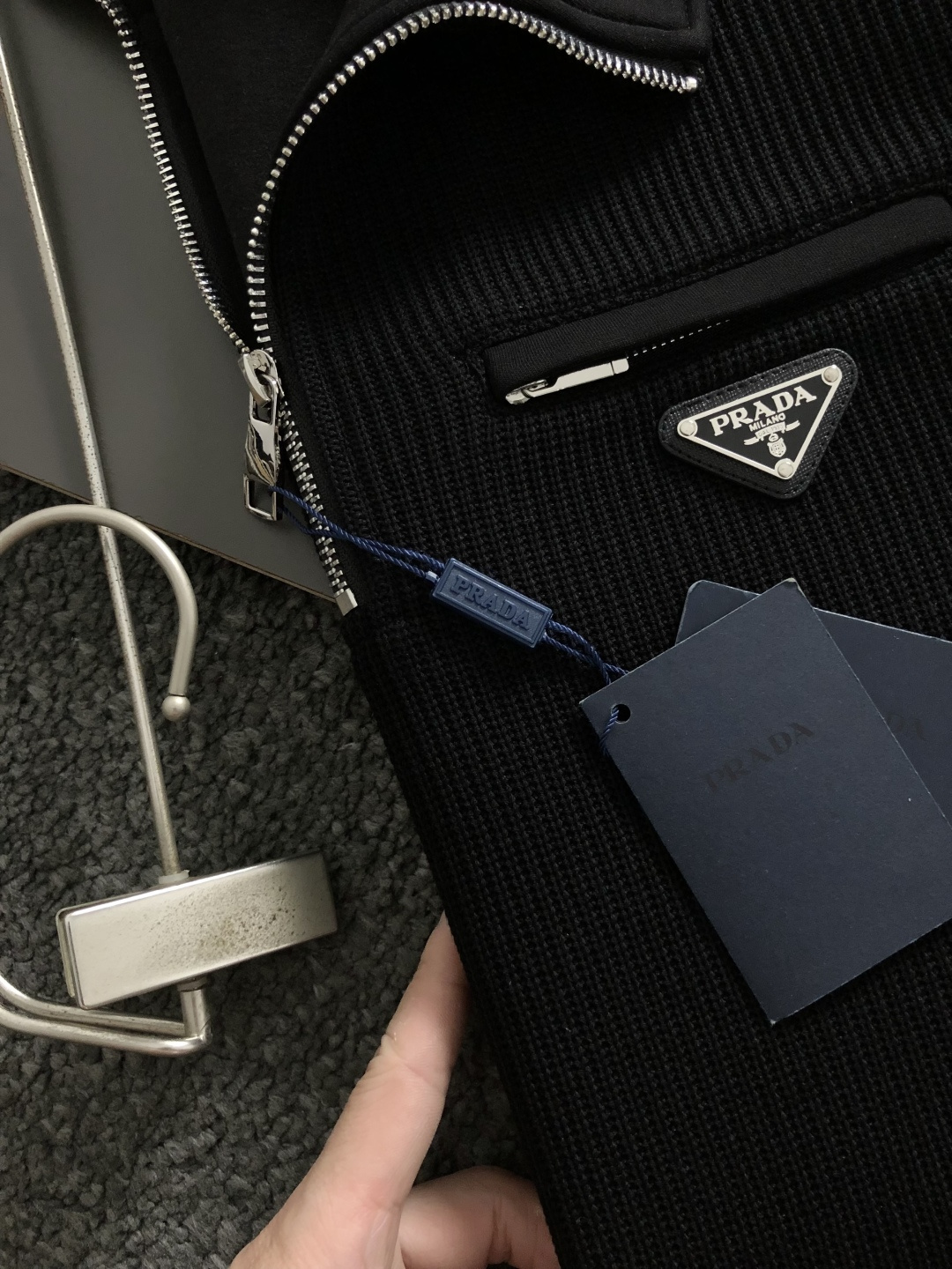 PRAD*合身版型M-XXXl2025秋冬潮牌云柔拼接卫衣，以经典三角元素融点缀为主调，巧妙融入金属扣元