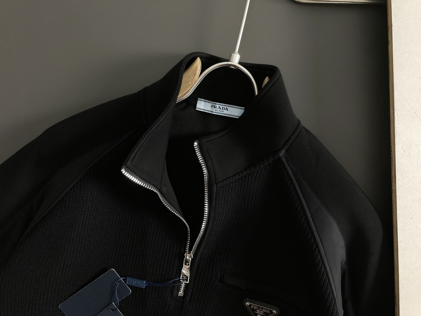 PRAD*合身版型M-XXXl2025秋冬潮牌云柔拼接卫衣，以经典三角元素融点缀为主调，巧妙融入金属扣元