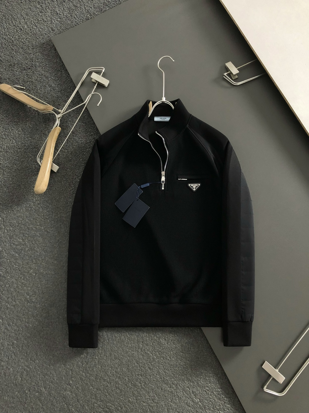 PRAD*合身版型M-XXXl2025秋冬潮牌云柔拼接卫衣，以经典三角元素融点缀为主调，巧妙融入金属扣元