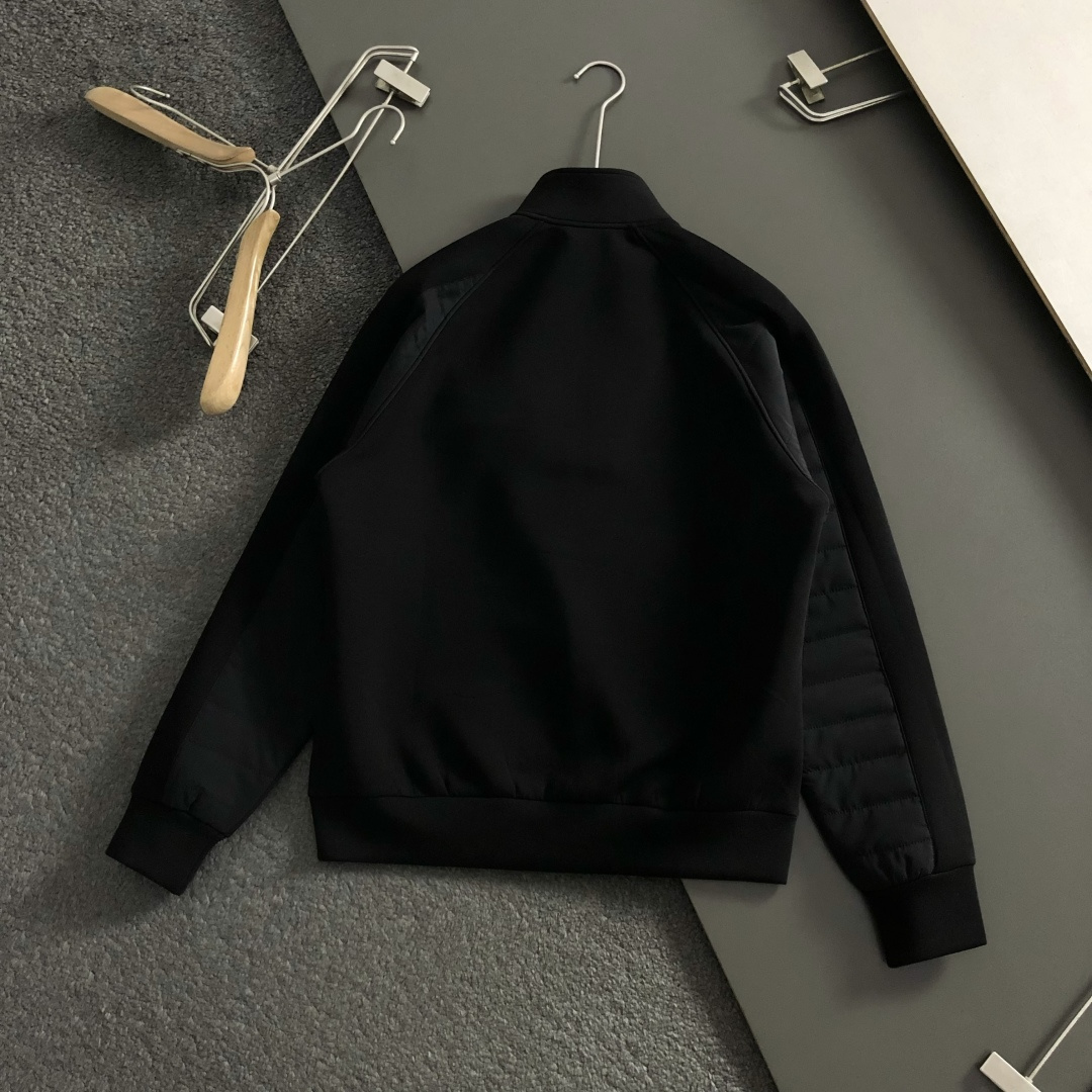 PRAD*合身版型M-XXXl2025秋冬潮牌云柔拼接卫衣，以经典三角元素融点缀为主调，巧妙融入金属扣元