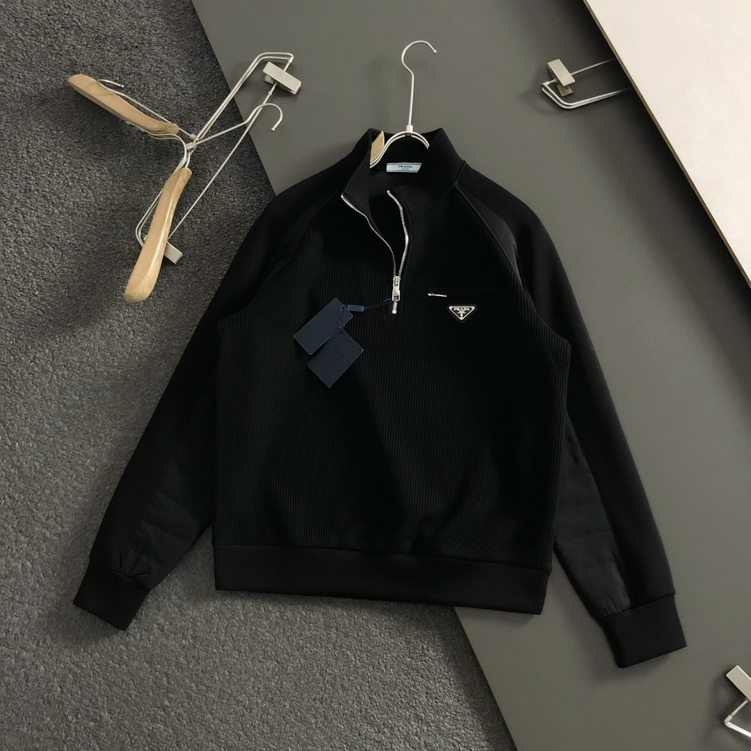 PRAD*合身版型M-XXXl2025秋冬潮牌云柔拼接卫衣，以经典三角元素融点缀为主调，巧妙融入金属扣元