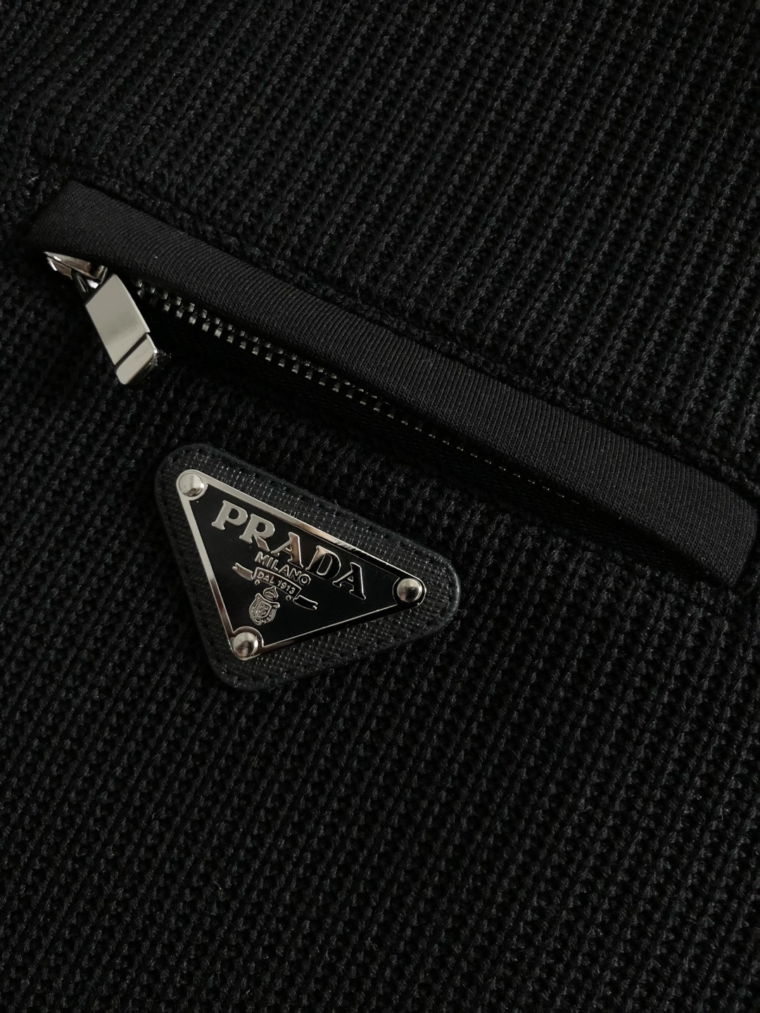PRAD*合身版型M-XXXl2025秋冬潮牌云柔拼接卫衣，以经典三角元素融点缀为主调，巧妙融入金属扣元