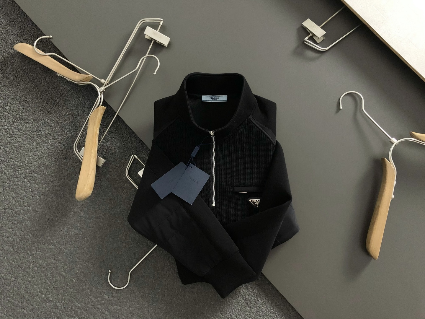 PRAD*合身版型M-XXXl2025秋冬潮牌云柔拼接卫衣，以经典三角元素融点缀为主调，巧妙融入金属扣元