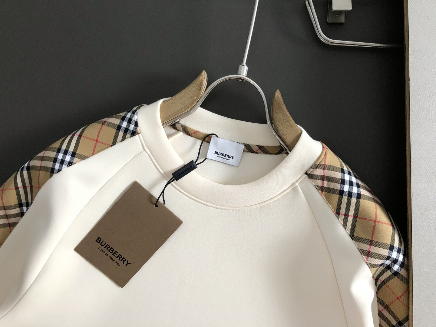 BBR*合身版型M-XXXL2025秋冬云柔系列针织袖格纹融合骑士刺绣内里拉绒时尚百搭圆领卫衣长袖，精致