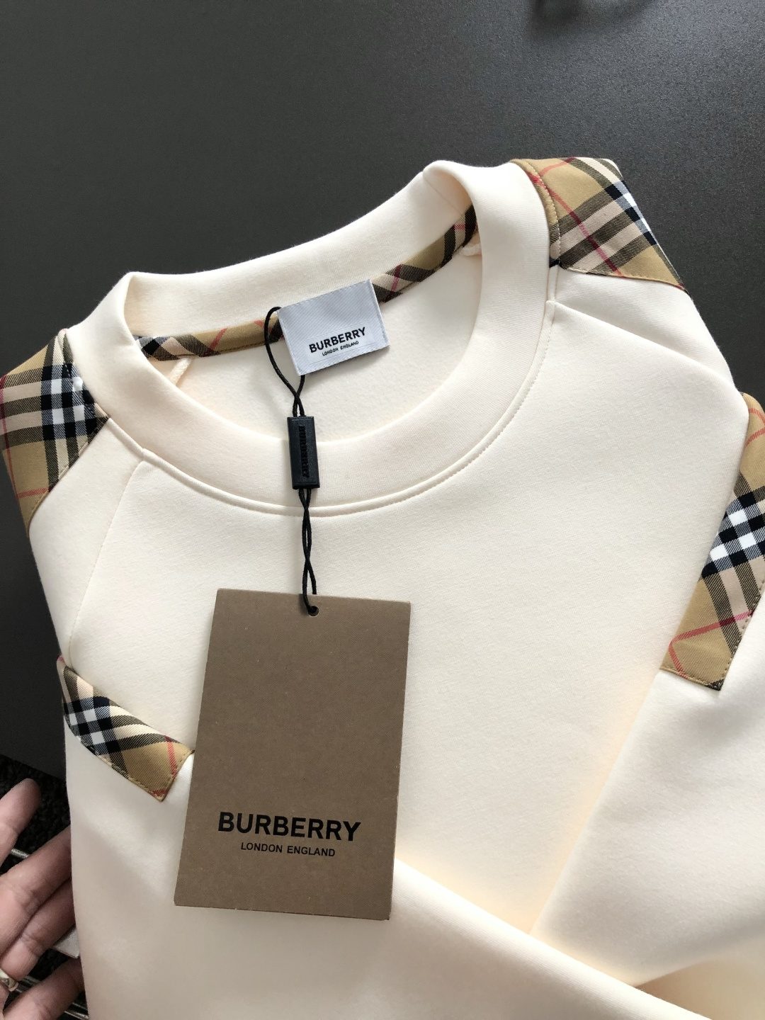 BBR*合身版型M-XXXL2025秋冬云柔系列针织袖格纹融合骑士刺绣内里拉绒时尚百搭圆领卫衣长袖，精致