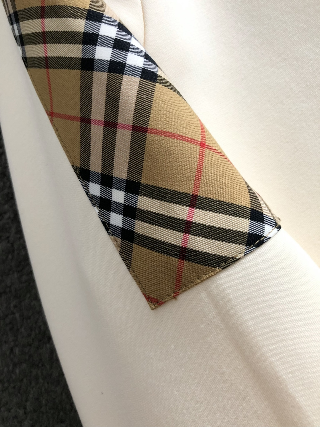 BBR*合身版型M-XXXL2025秋冬云柔系列针织袖格纹融合骑士刺绣内里拉绒时尚百搭圆领卫衣长袖，精致