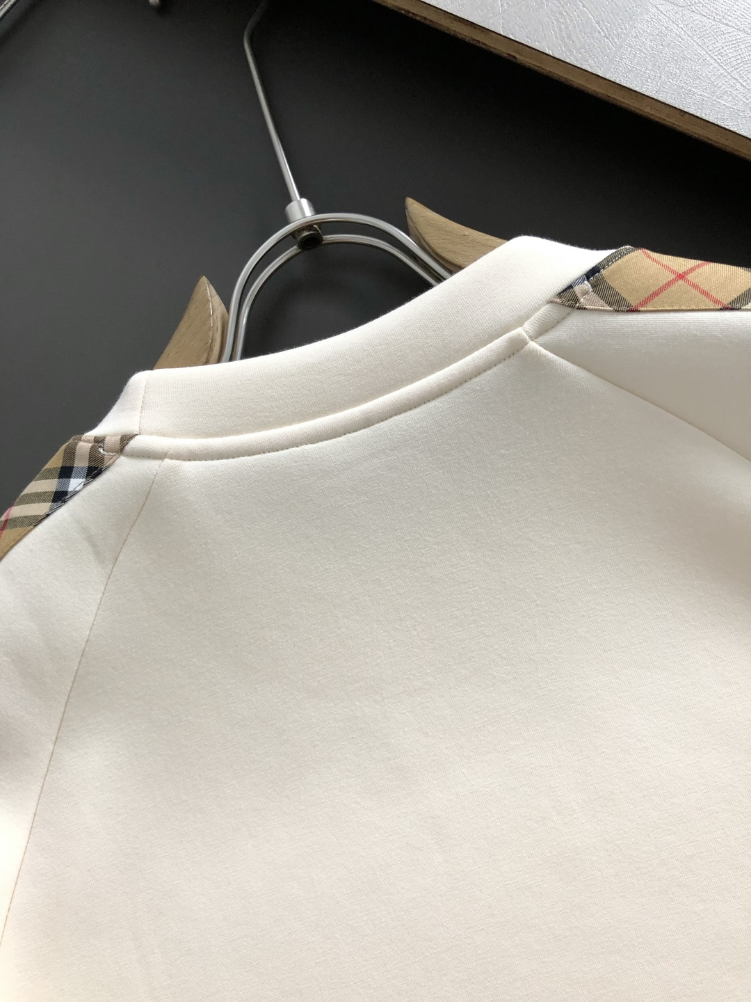 BBR*合身版型M-XXXL2025秋冬云柔系列针织袖格纹融合骑士刺绣内里拉绒时尚百搭圆领卫衣长袖，精致