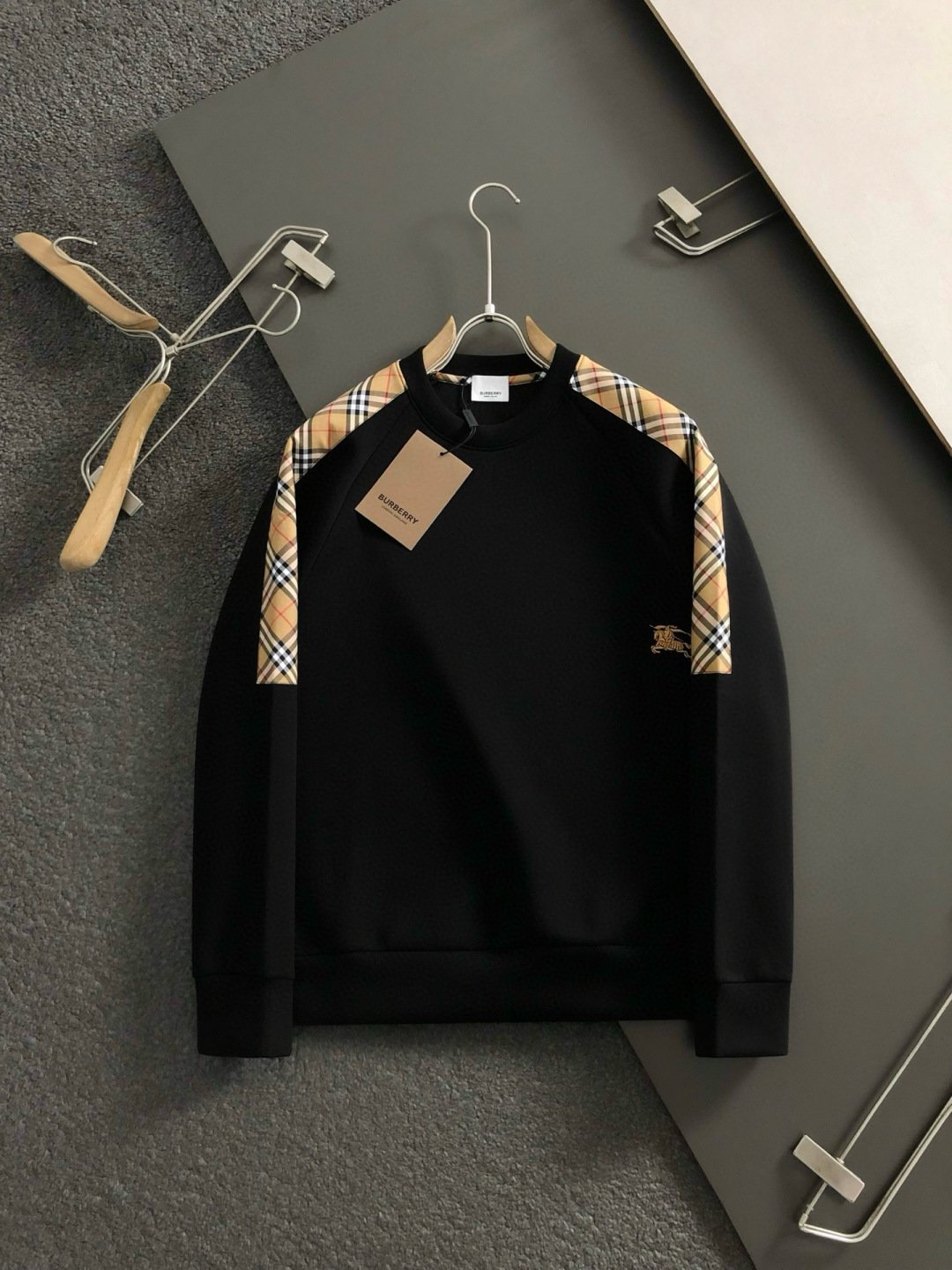 BBR*合身版型M-XXXL2025秋冬云柔系列针织袖格纹融合骑士刺绣内里拉绒时尚百搭圆领卫衣长袖，精致