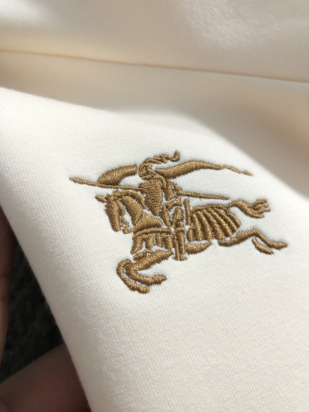 BBR*合身版型M-XXXL2025秋冬云柔系列针织袖格纹融合骑士刺绣内里拉绒时尚百搭圆领卫衣长袖，精致