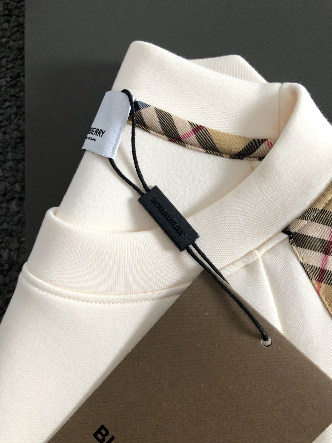 BBR*合身版型M-XXXL2025秋冬云柔系列针织袖格纹融合骑士刺绣内里拉绒时尚百搭圆领卫衣长袖，精致