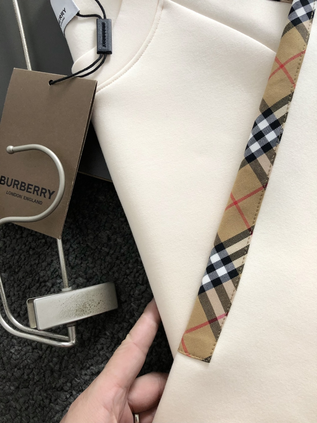 BBR*合身版型M-XXXL2025秋冬云柔系列针织袖格纹融合骑士刺绣内里拉绒时尚百搭圆领卫衣长袖，精致