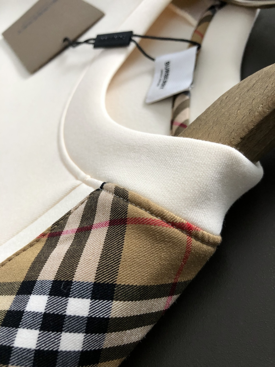 BBR*合身版型M-XXXL2025秋冬云柔系列针织袖格纹融合骑士刺绣内里拉绒时尚百搭圆领卫衣长袖，精致