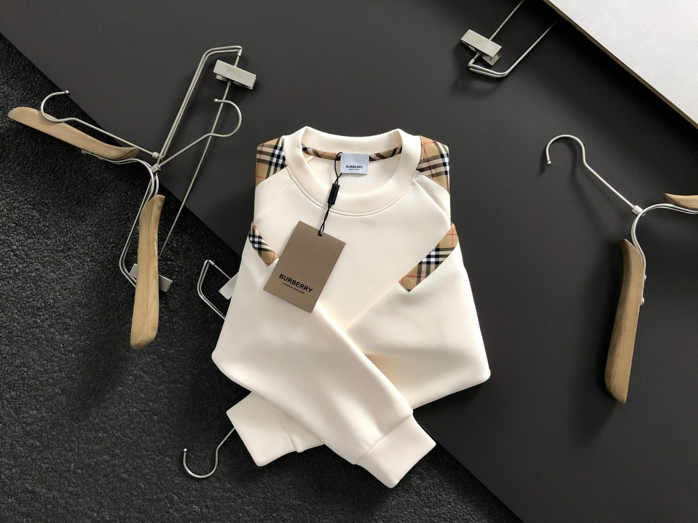 BBR*合身版型M-XXXL2025秋冬云柔系列针织袖格纹融合骑士刺绣内里拉绒时尚百搭圆领卫衣长袖，精致