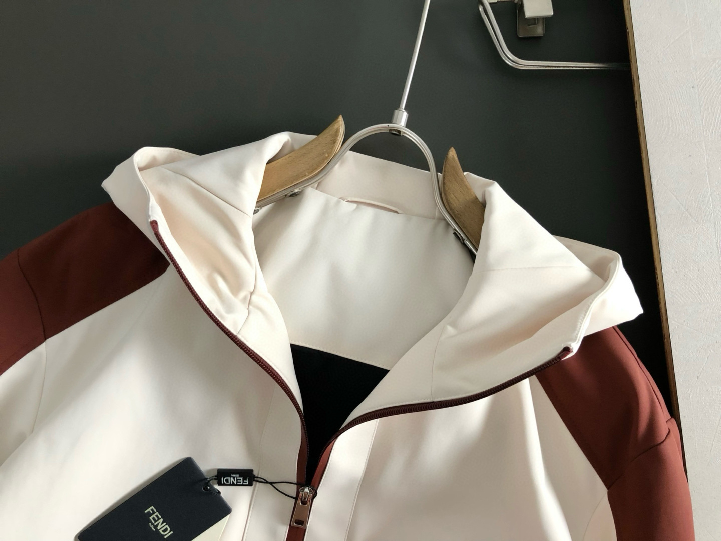 FEND*合身版型M-XXXL25秋冬顶级双色拼接款多多拉链工艺融合FD皮牌薄棉连帽外套，细致顶级工艺专