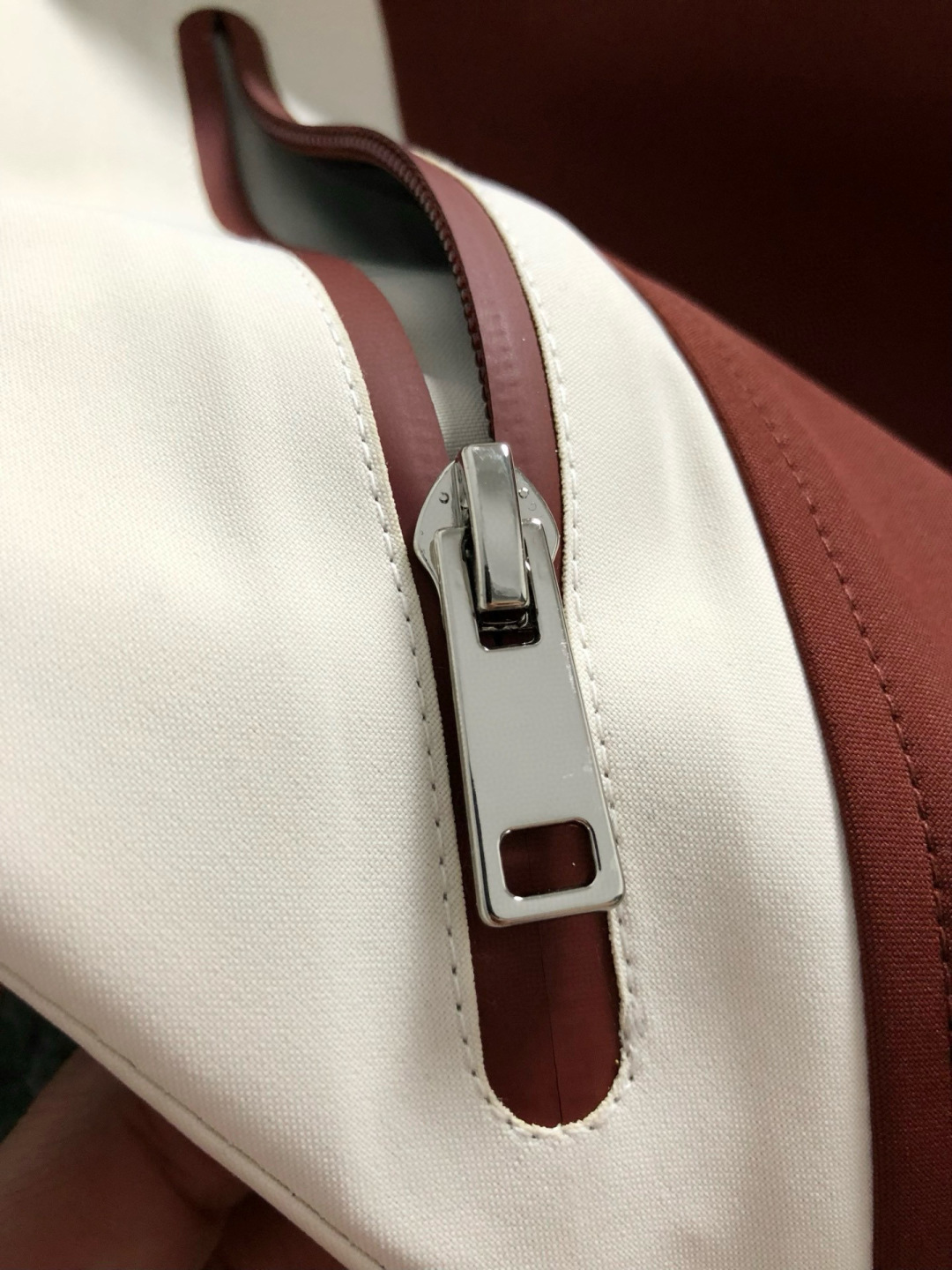 FEND*合身版型M-XXXL25秋冬顶级双色拼接款多多拉链工艺融合FD皮牌薄棉连帽外套，细致顶级工艺专