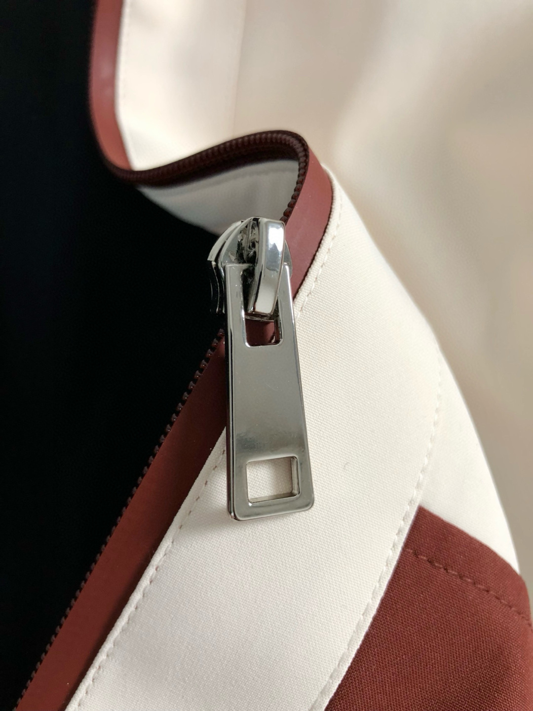 FEND*合身版型M-XXXL25秋冬顶级双色拼接款多多拉链工艺融合FD皮牌薄棉连帽外套，细致顶级工艺专