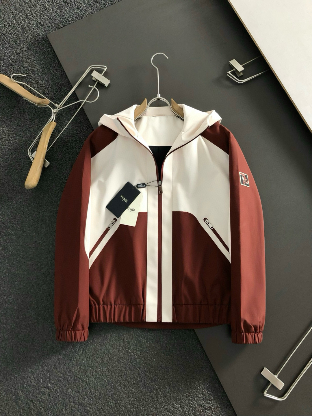 FEND*合身版型M-XXXL25秋冬顶级双色拼接款多多拉链工艺融合FD皮牌薄棉连帽外套，细致顶级工艺专