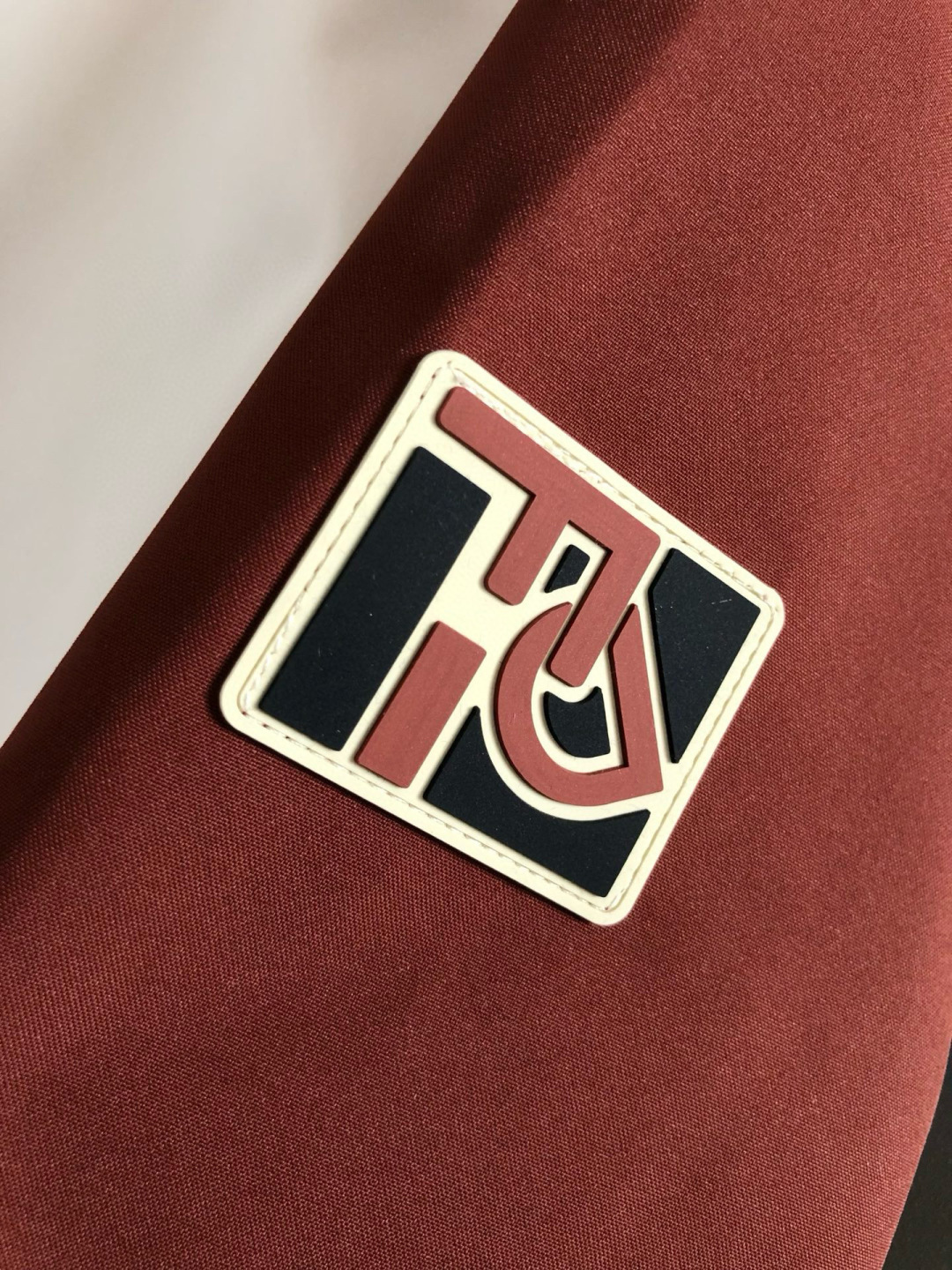 FEND*合身版型M-XXXL25秋冬顶级双色拼接款多多拉链工艺融合FD皮牌薄棉连帽外套，细致顶级工艺专