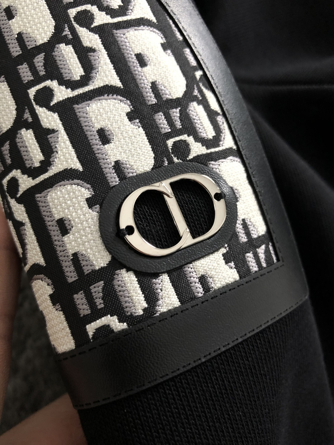 Dir*合身版型M-XXXl2025秋冬潮牌拉链卫衣，以气口袋点缀为主调，巧妙融入经典配色字母提花元素，