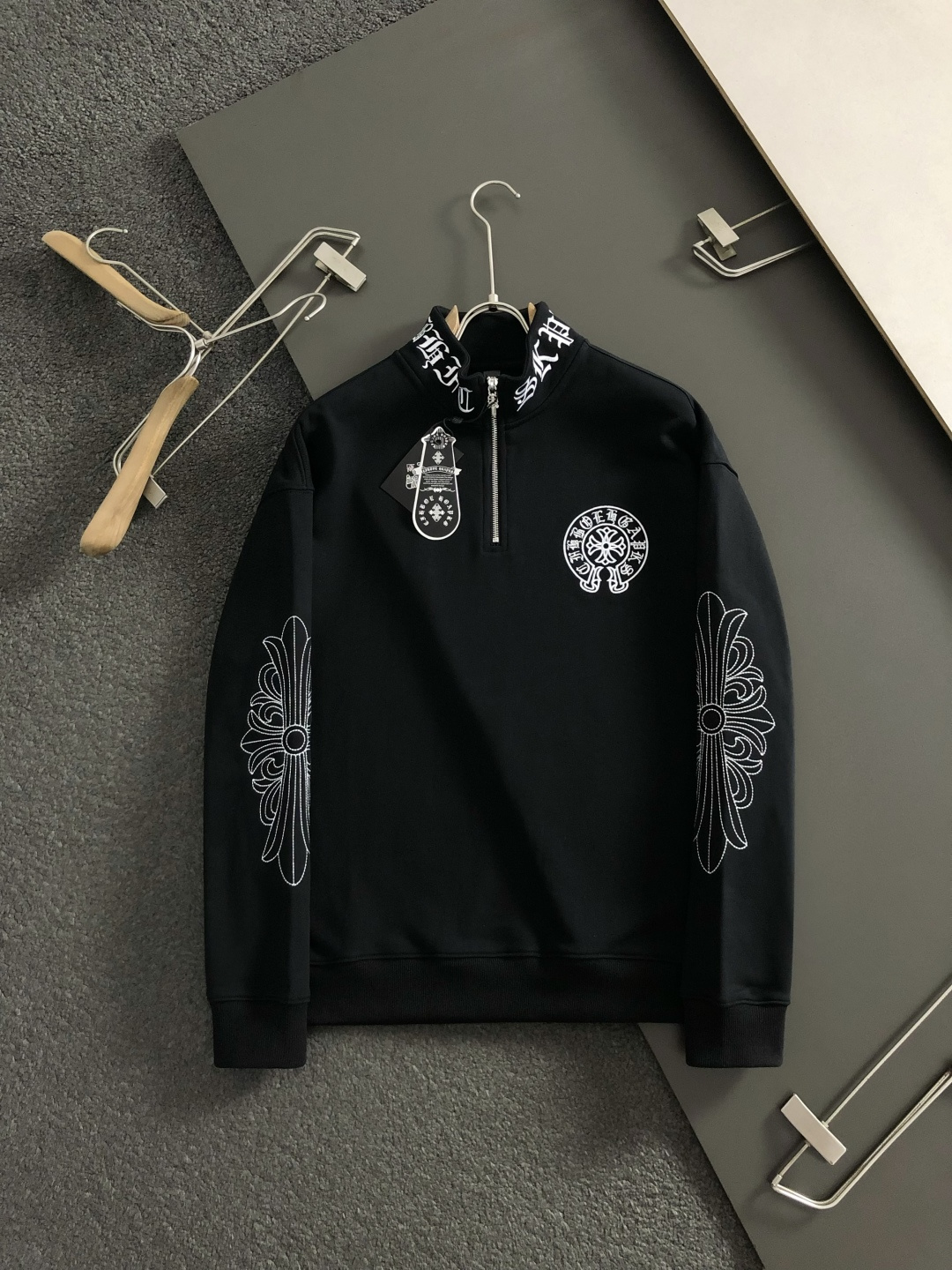 Ch*微宽版型S-Xl2025秋冬潮牌卫衣，以经典梵文刺绣元素点缀为主调，巧妙融入领口梵文字母元素，打破