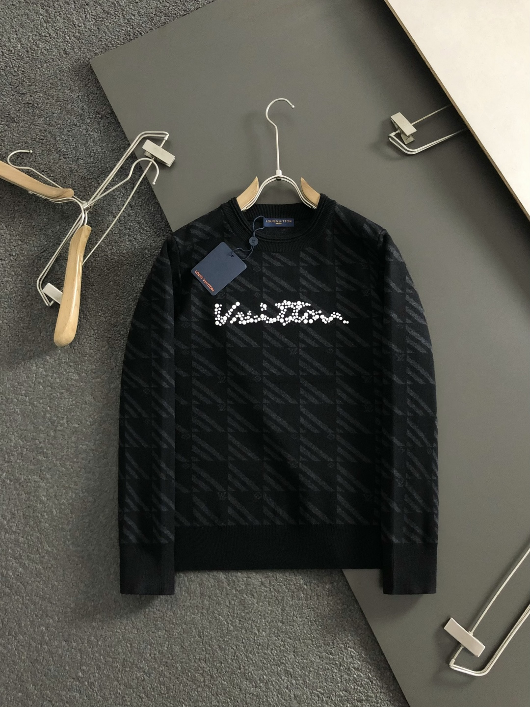 L牌*合身版型M-XXXl2025秋冬潮牌羊毛衫，以黑灰提花点缀为主调，巧妙融入珍珠烫珠字母元素，打破传