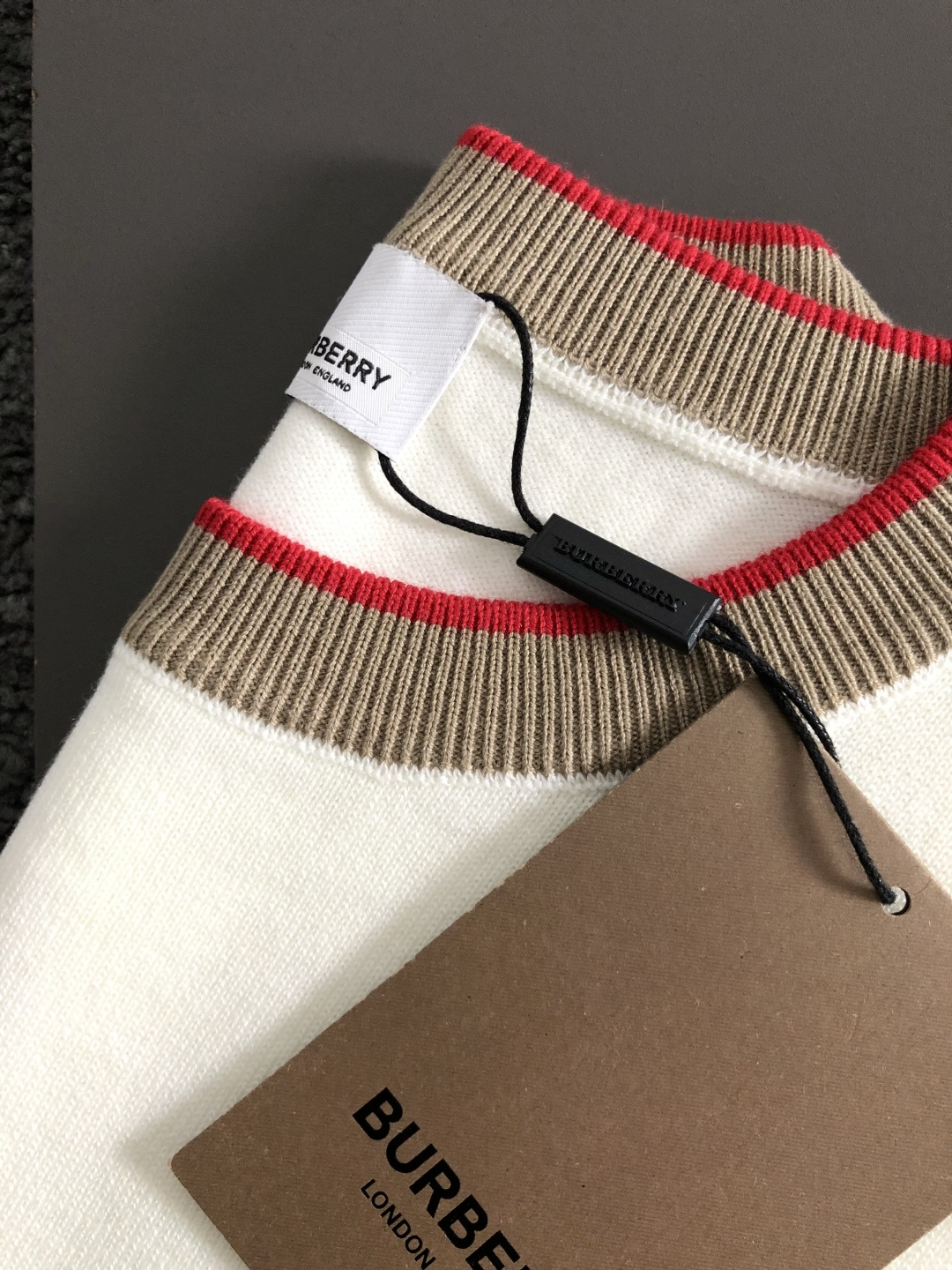 BBR*套装版型M-XXXl2025秋冬潮牌圆领羊毛衫，以经典配色领口提花点缀为主调，巧妙融入下摆格纹活