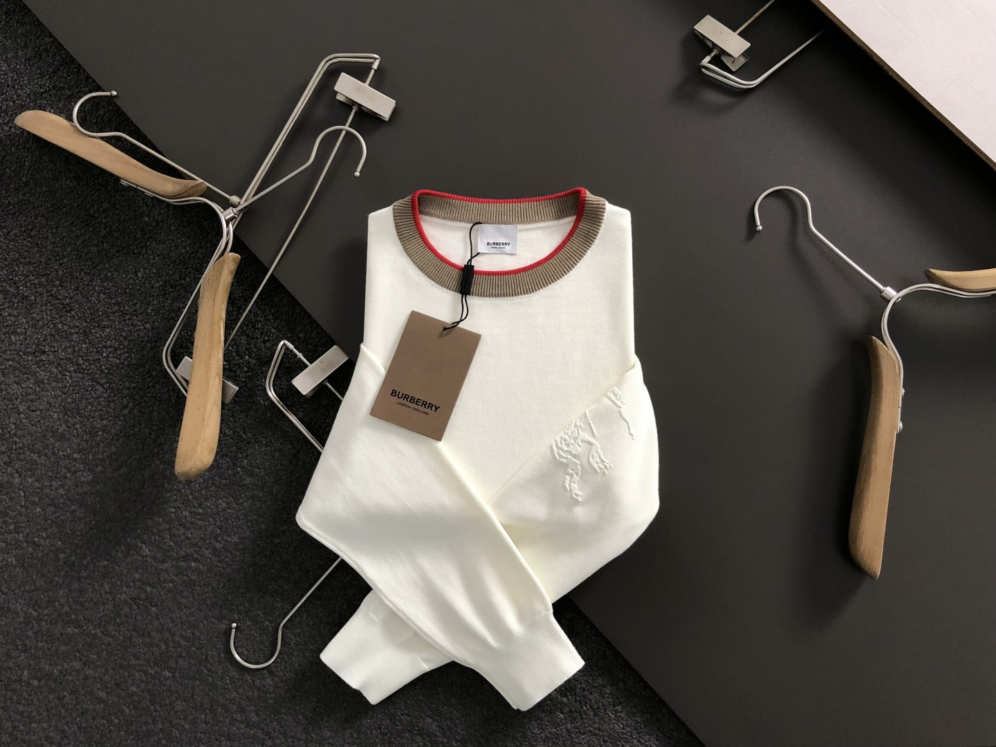 BBR*套装版型M-XXXl2025秋冬潮牌圆领羊毛衫，以经典配色领口提花点缀为主调，巧妙融入下摆格纹活