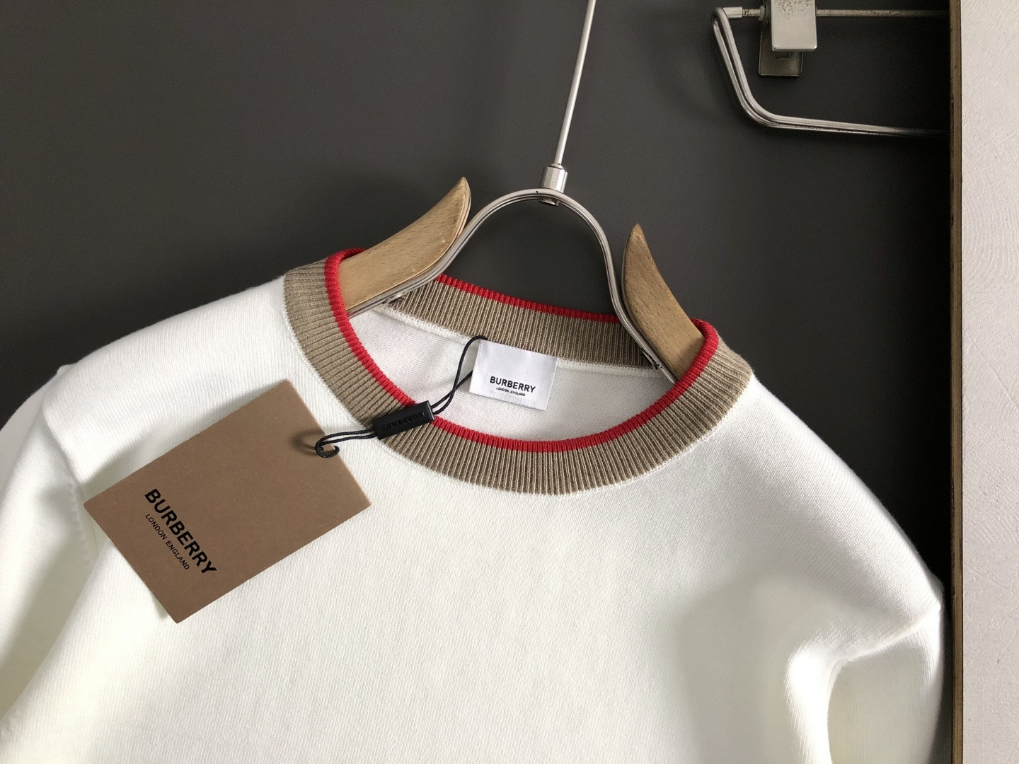 BBR*套装版型M-XXXl2025秋冬潮牌圆领羊毛衫，以经典配色领口提花点缀为主调，巧妙融入下摆格纹活