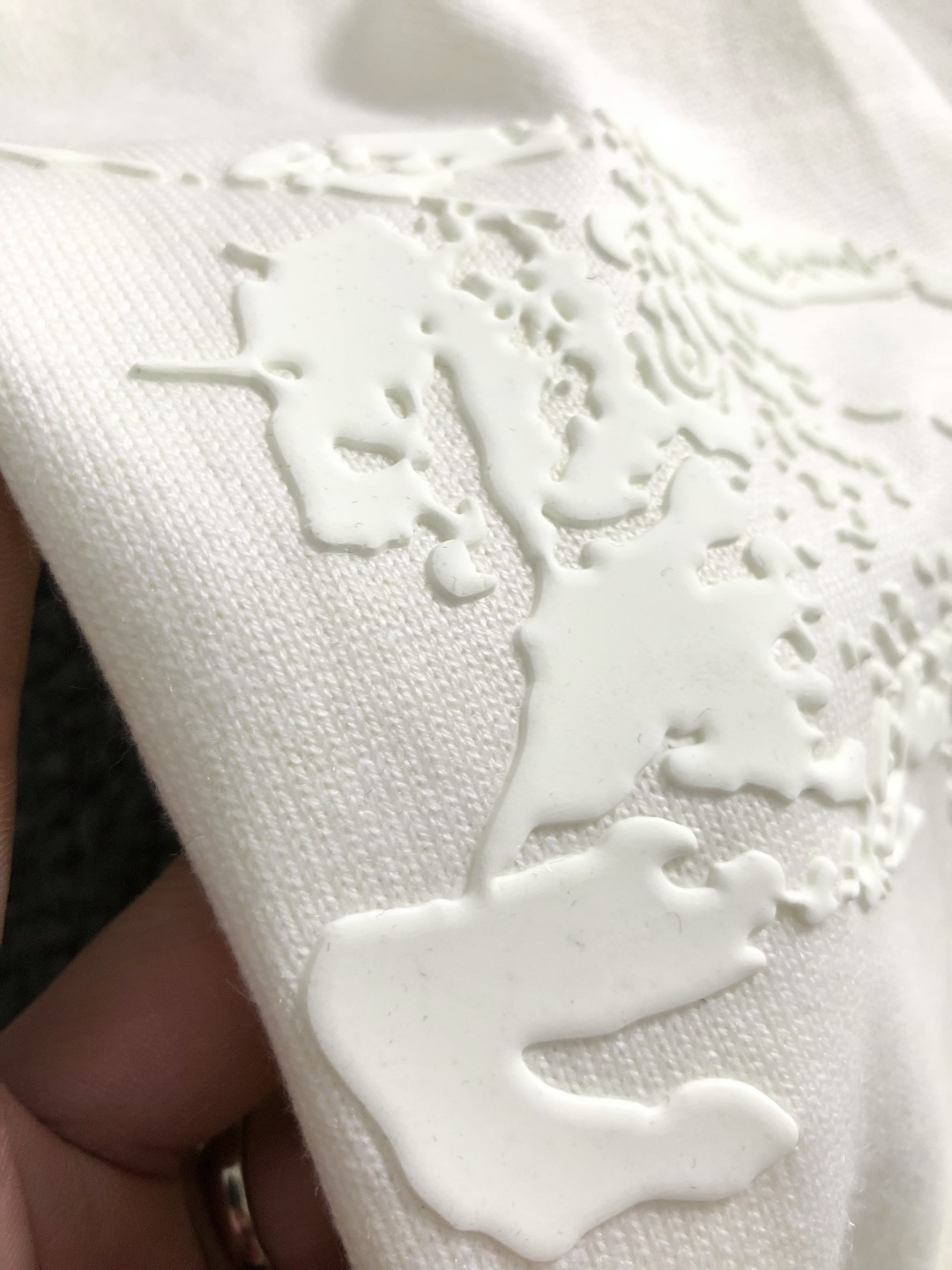 BBR*套装版型M-XXXl2025秋冬潮牌圆领羊毛衫，以经典配色领口提花点缀为主调，巧妙融入下摆格纹活