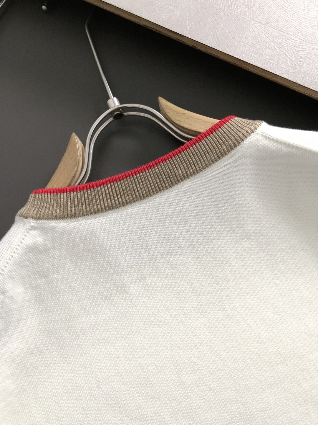 BBR*套装版型M-XXXl2025秋冬潮牌圆领羊毛衫，以经典配色领口提花点缀为主调，巧妙融入下摆格纹活