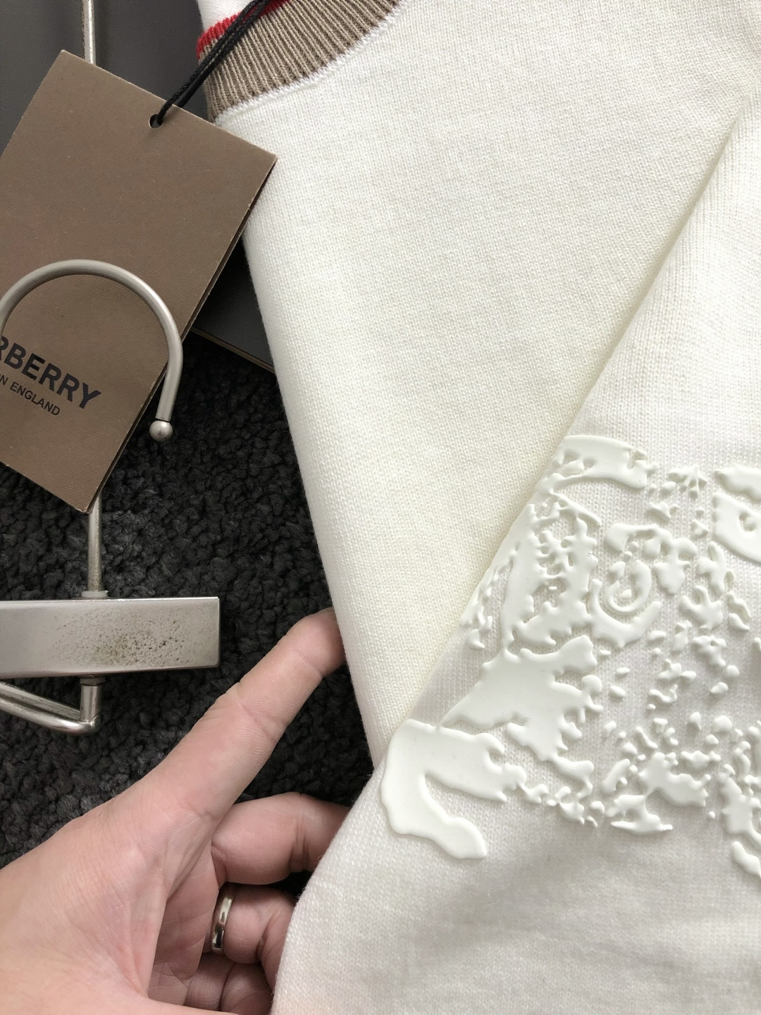 BBR*套装版型M-XXXl2025秋冬潮牌圆领羊毛衫，以经典配色领口提花点缀为主调，巧妙融入下摆格纹活