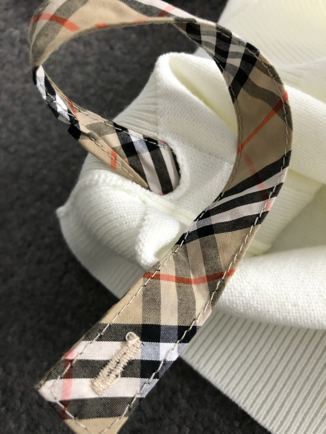 BBR*套装版型M-XXXl2025秋冬潮牌圆领羊毛衫，以经典配色领口提花点缀为主调，巧妙融入下摆格纹活