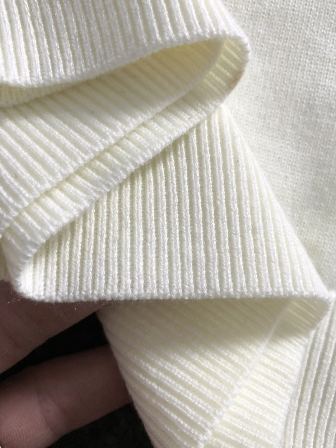 BBR*套装版型M-XXXl2025秋冬潮牌圆领羊毛衫，以经典配色领口提花点缀为主调，巧妙融入下摆格纹活