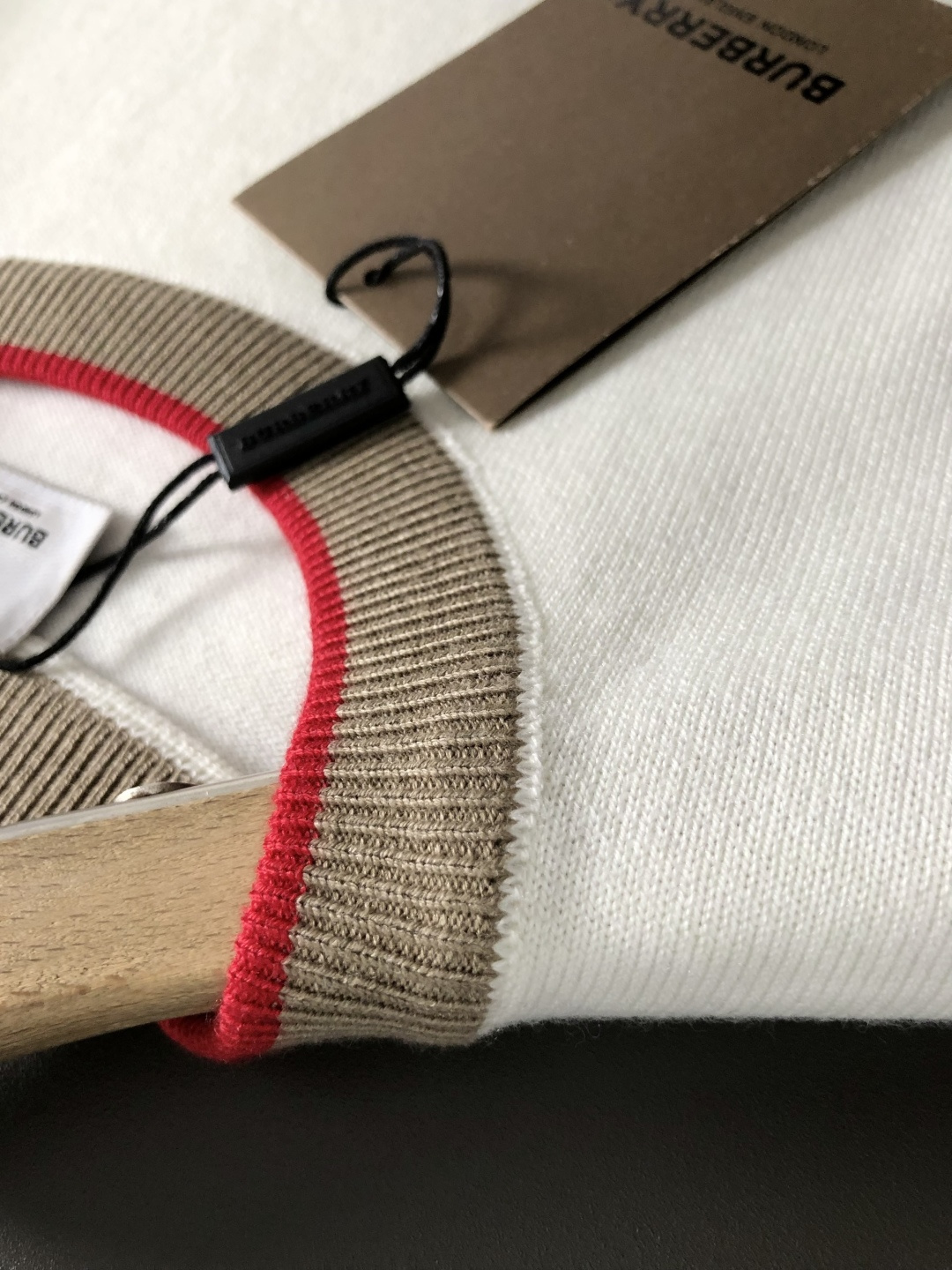 BBR*套装版型M-XXXl2025秋冬潮牌圆领羊毛衫，以经典配色领口提花点缀为主调，巧妙融入下摆格纹活