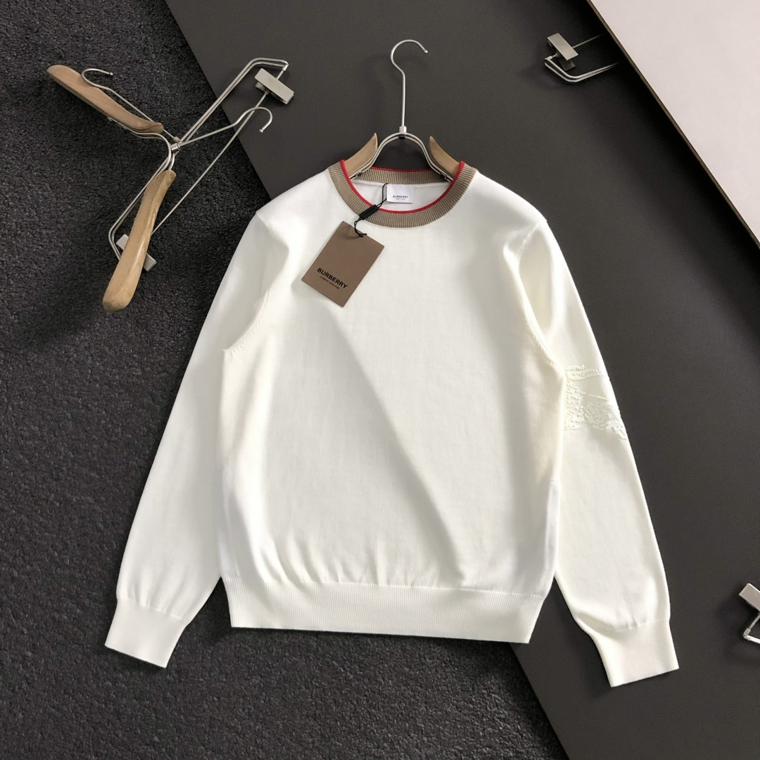 BBR*套装版型M-XXXl2025秋冬潮牌圆领羊毛衫，以经典配色领口提花点缀为主调，巧妙融入下摆格纹活