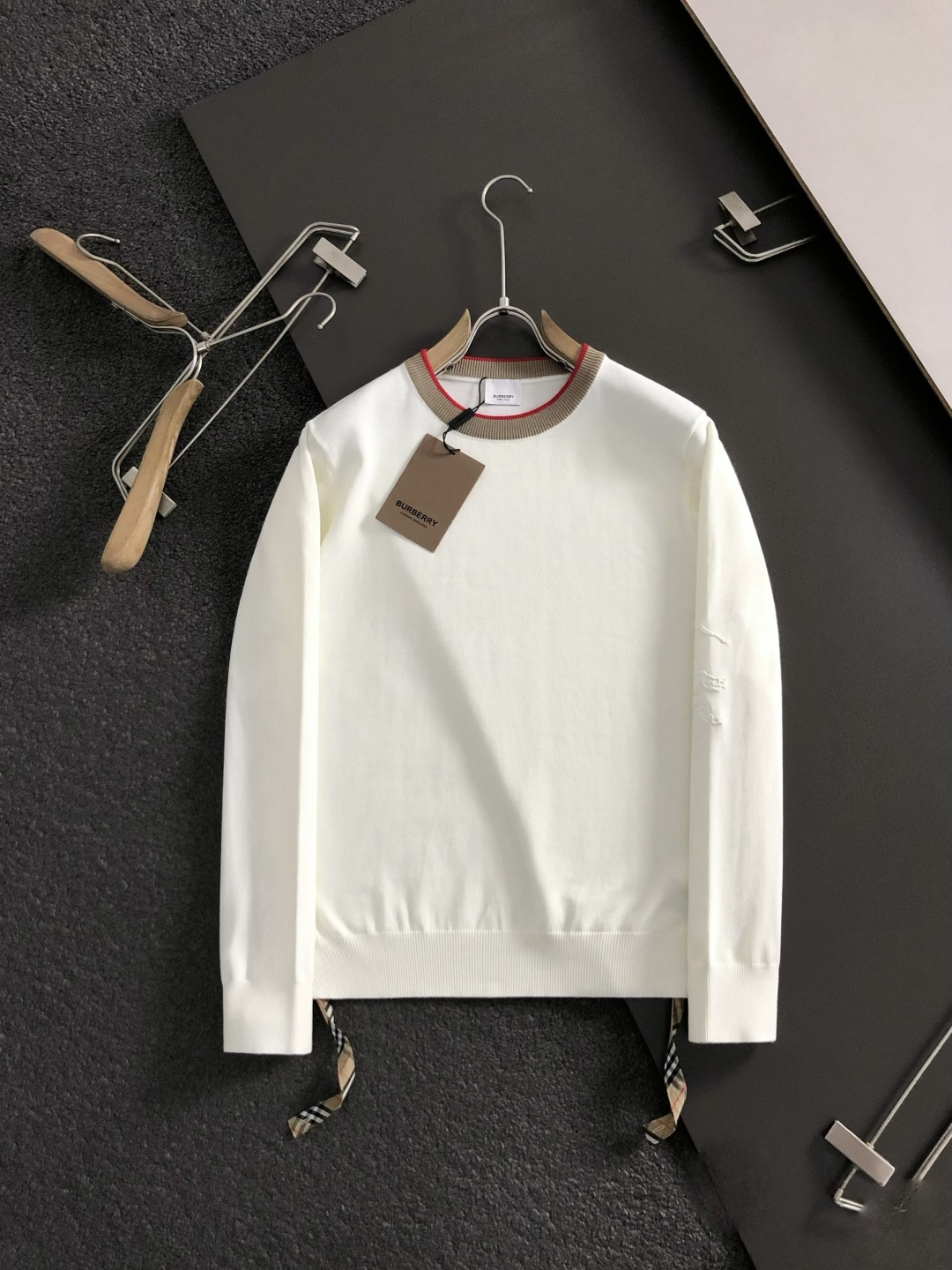 BBR*套装版型M-XXXl2025秋冬潮牌圆领羊毛衫，以经典配色领口提花点缀为主调，巧妙融入下摆格纹活