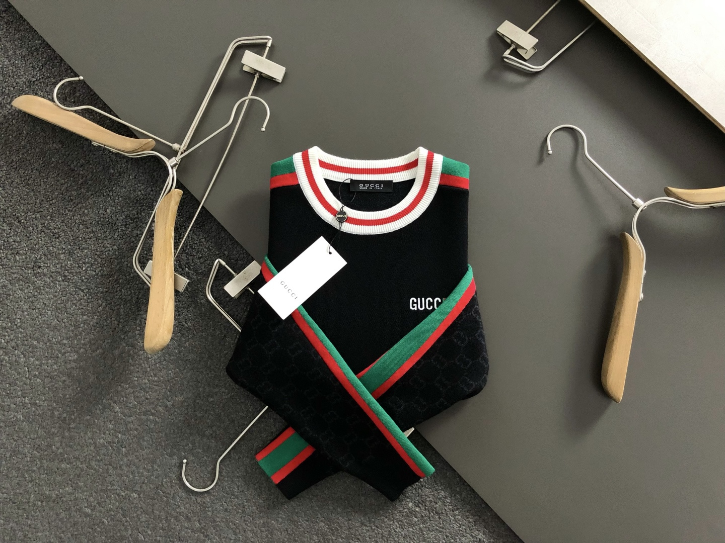 Gucc*合身版型M-XXXl2025秋冬潮牌圆领羊毛衫，以红绿提花多色融合点缀为主调，巧妙融入字母刺绣