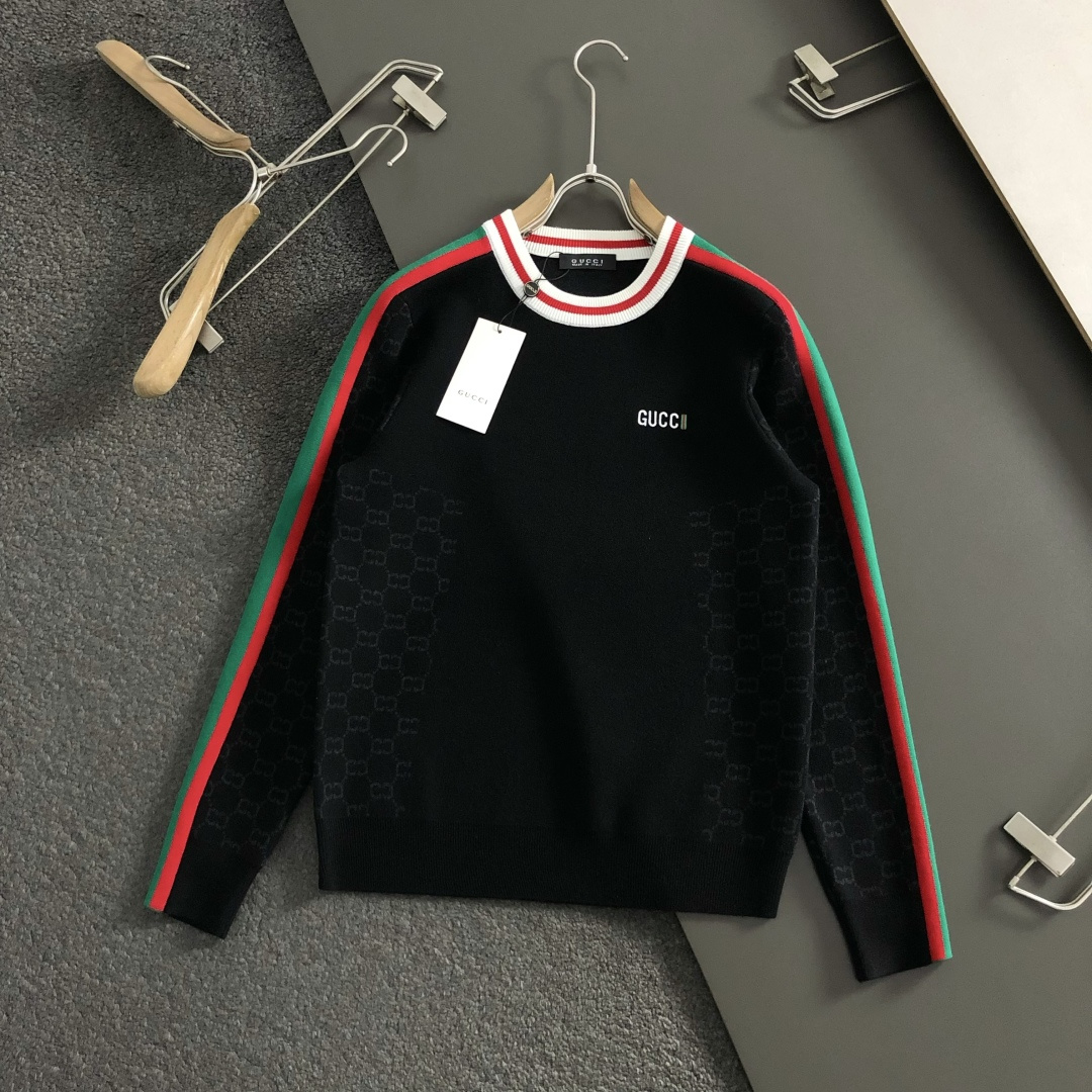 Gucc*合身版型M-XXXl2025秋冬潮牌圆领羊毛衫，以红绿提花多色融合点缀为主调，巧妙融入字母刺绣