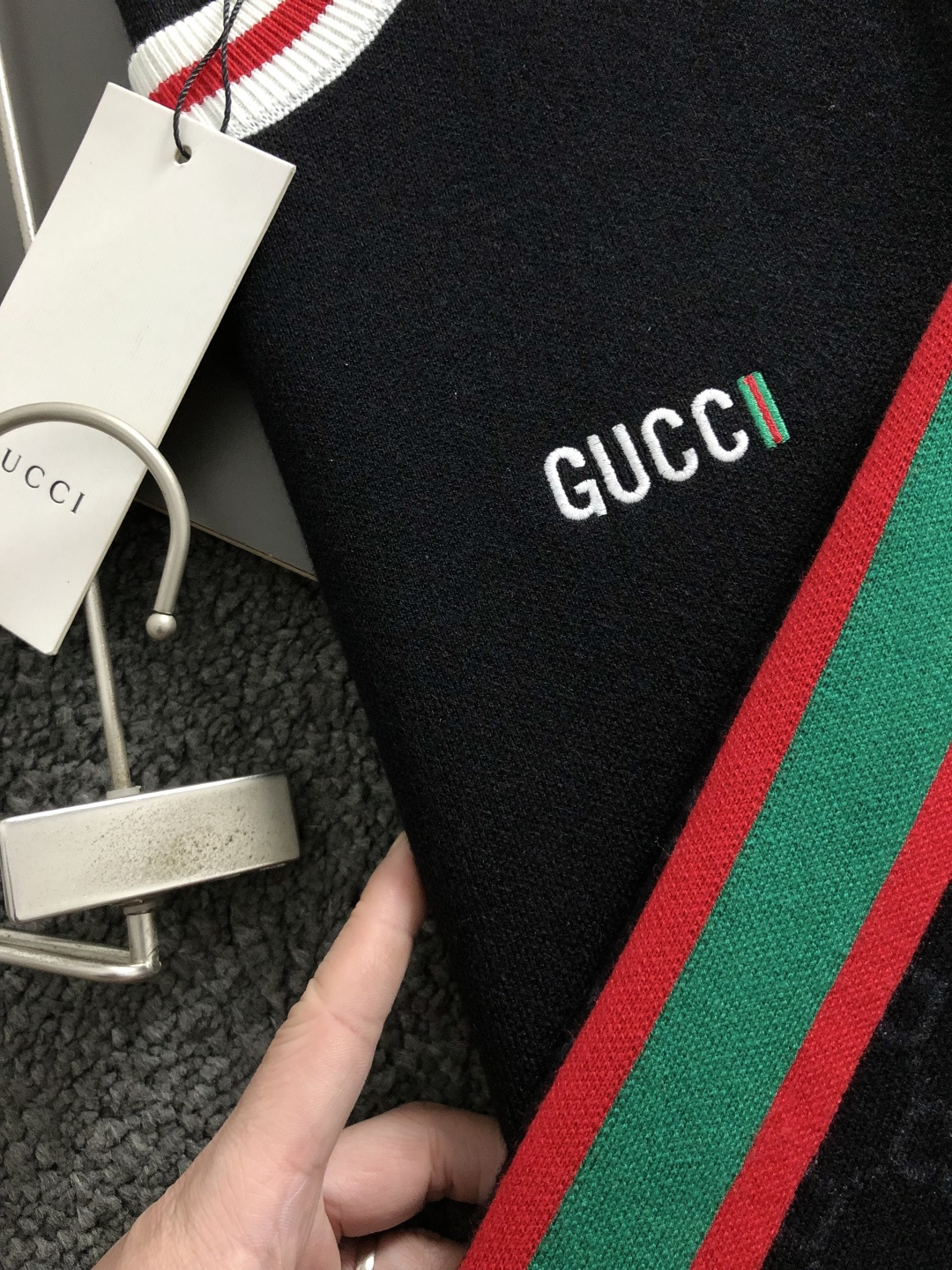 Gucc*合身版型M-XXXl2025秋冬潮牌圆领羊毛衫，以红绿提花多色融合点缀为主调，巧妙融入字母刺绣