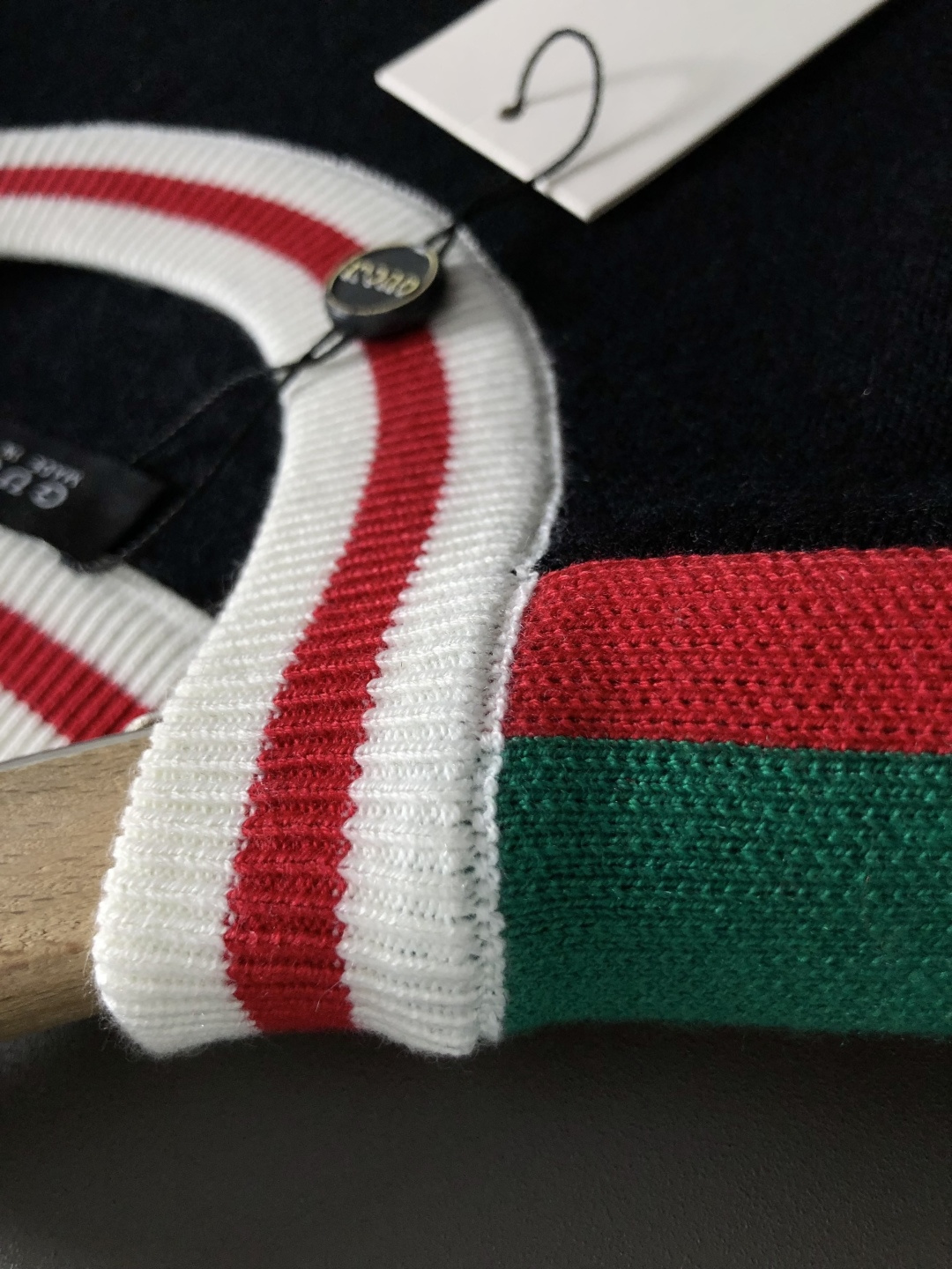 Gucc*合身版型M-XXXl2025秋冬潮牌圆领羊毛衫，以红绿提花多色融合点缀为主调，巧妙融入字母刺绣