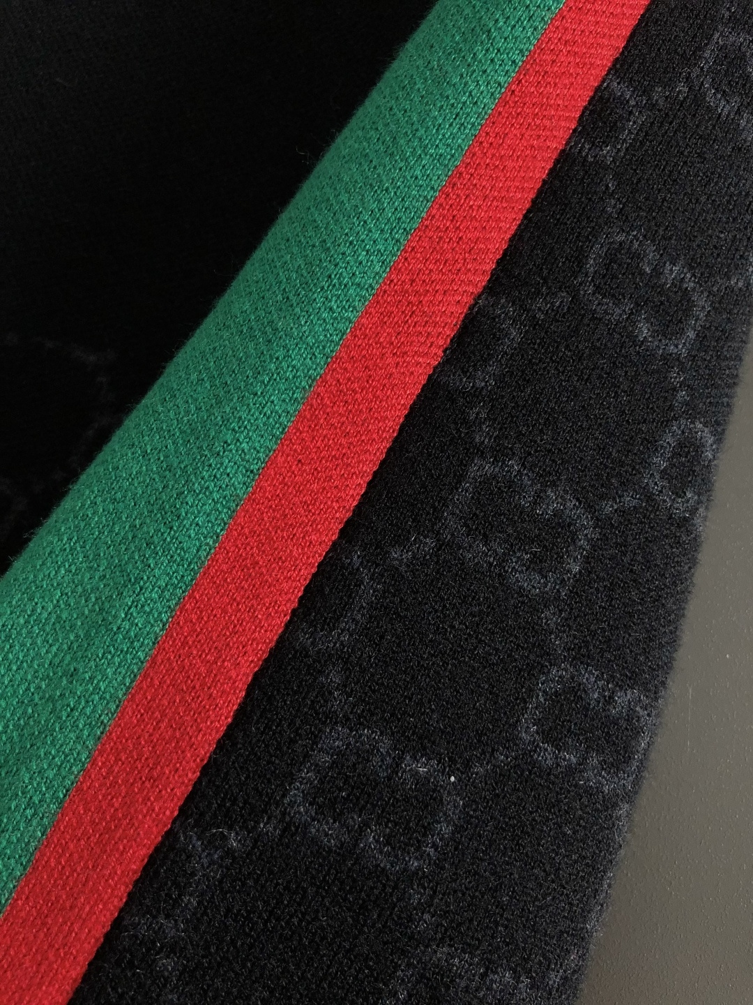 Gucc*合身版型M-XXXl2025秋冬潮牌圆领羊毛衫，以红绿提花多色融合点缀为主调，巧妙融入字母刺绣