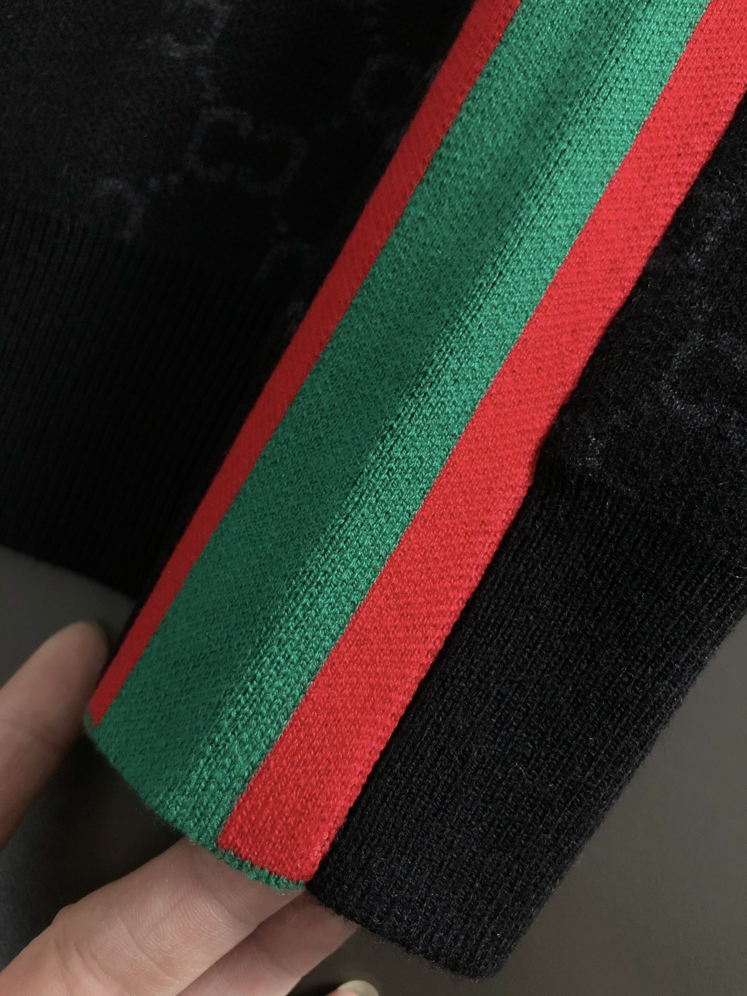 Gucc*合身版型M-XXXl2025秋冬潮牌圆领羊毛衫，以红绿提花多色融合点缀为主调，巧妙融入字母刺绣