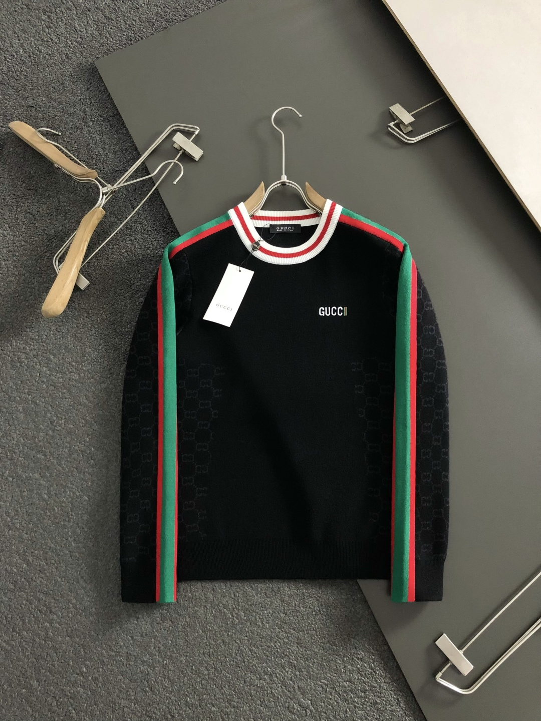 Gucc*合身版型M-XXXl2025秋冬潮牌圆领羊毛衫，以红绿提花多色融合点缀为主调，巧妙融入字母刺绣