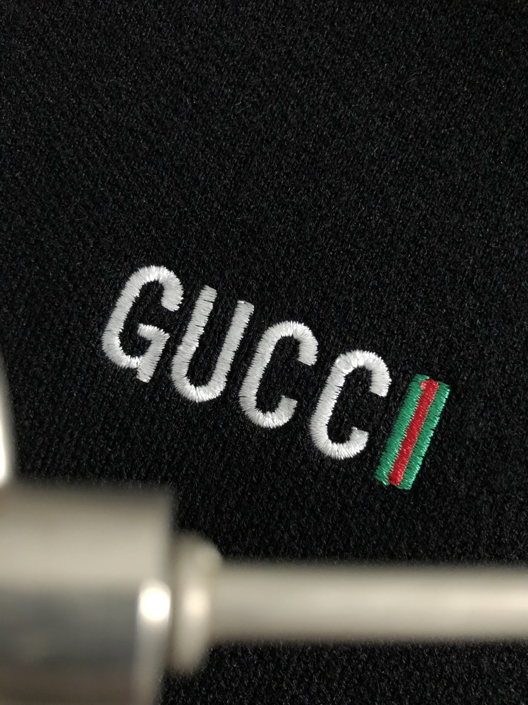 Gucc*合身版型M-XXXl2025秋冬潮牌圆领羊毛衫，以红绿提花多色融合点缀为主调，巧妙融入字母刺绣