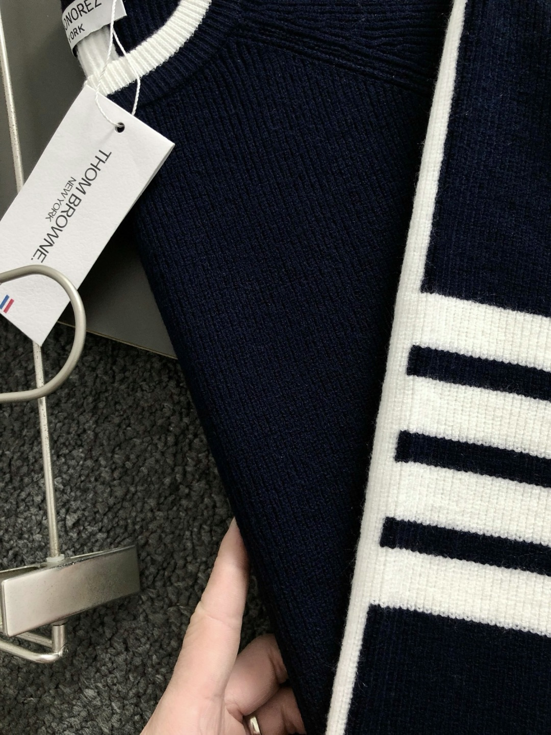 Tb*合身版型M-xxxl2025秋冬圆领羊毛衫，以白蓝提花元素点缀为主调，融入下摆织带开衩元素，打破传