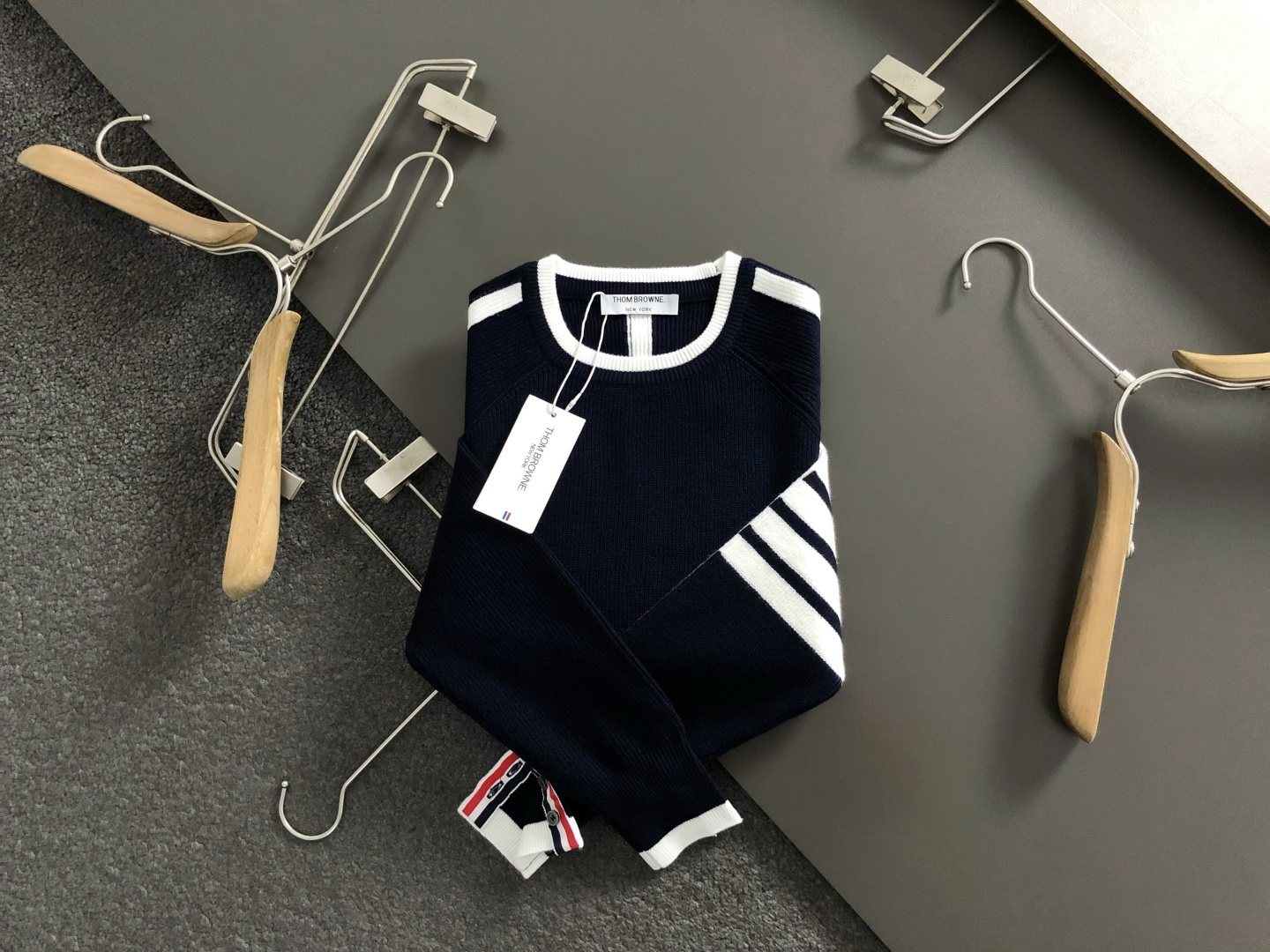 Tb*合身版型M-xxxl2025秋冬圆领羊毛衫，以白蓝提花元素点缀为主调，融入下摆织带开衩元素，打破传